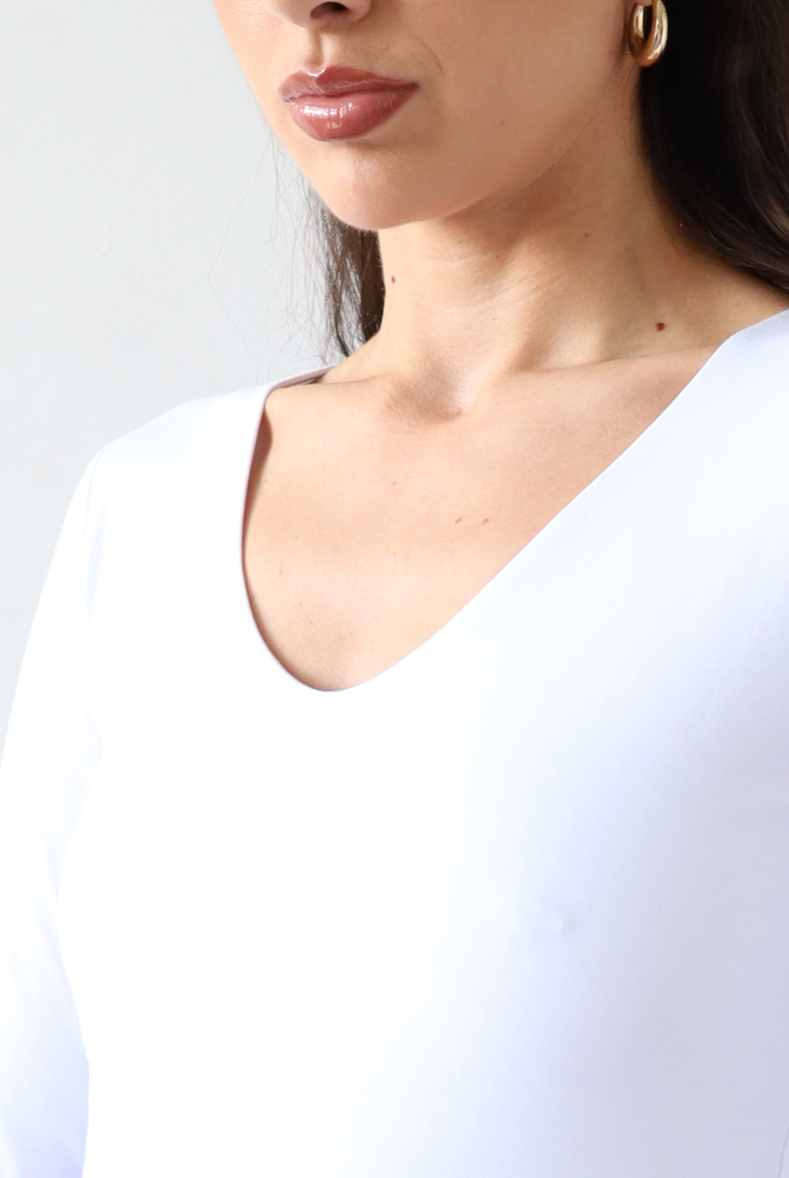 organic cotton v-neck long sleeve t-shirt, white, front detail
