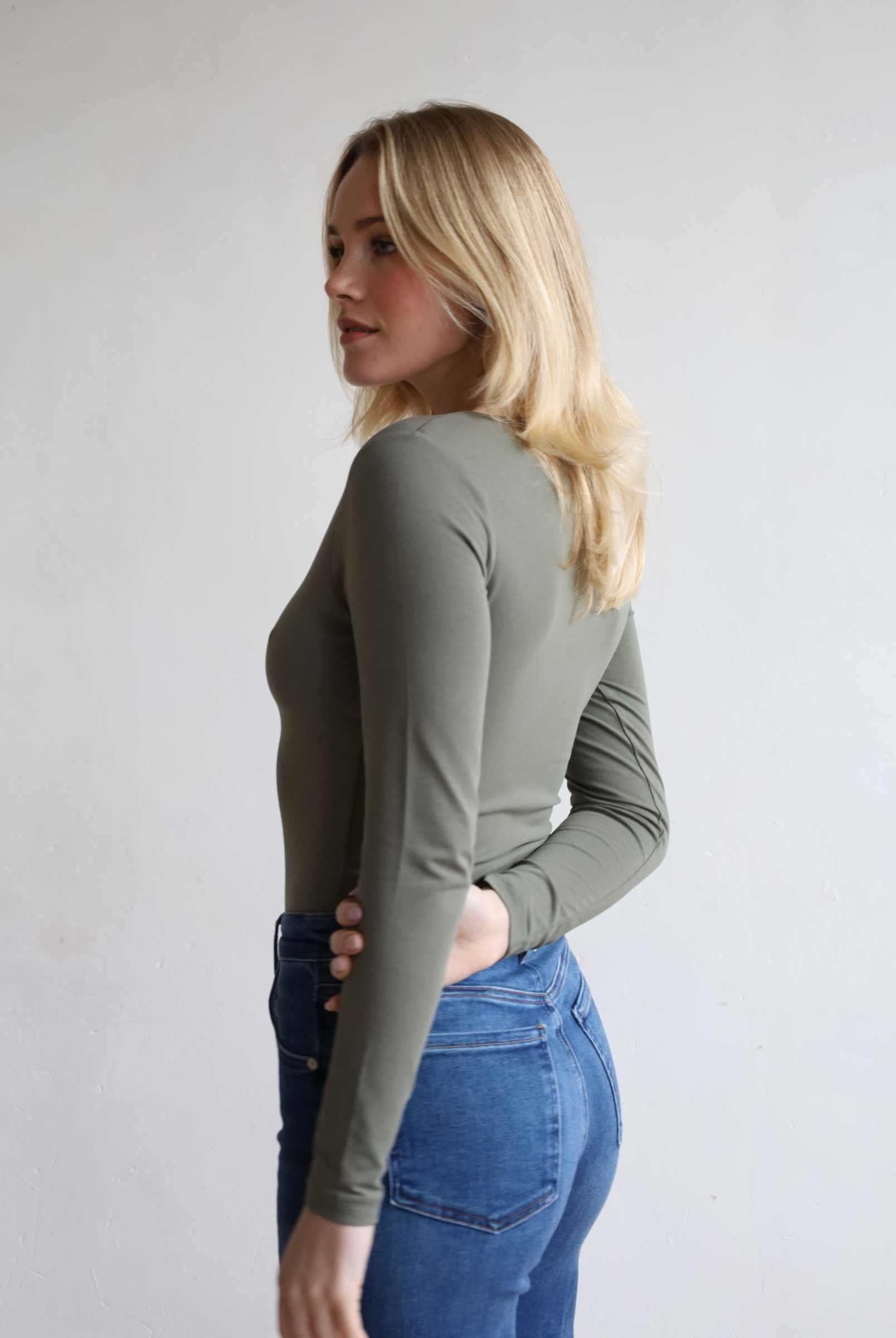 Organic cotton long sleeve v-neck bodysuit olive green, back