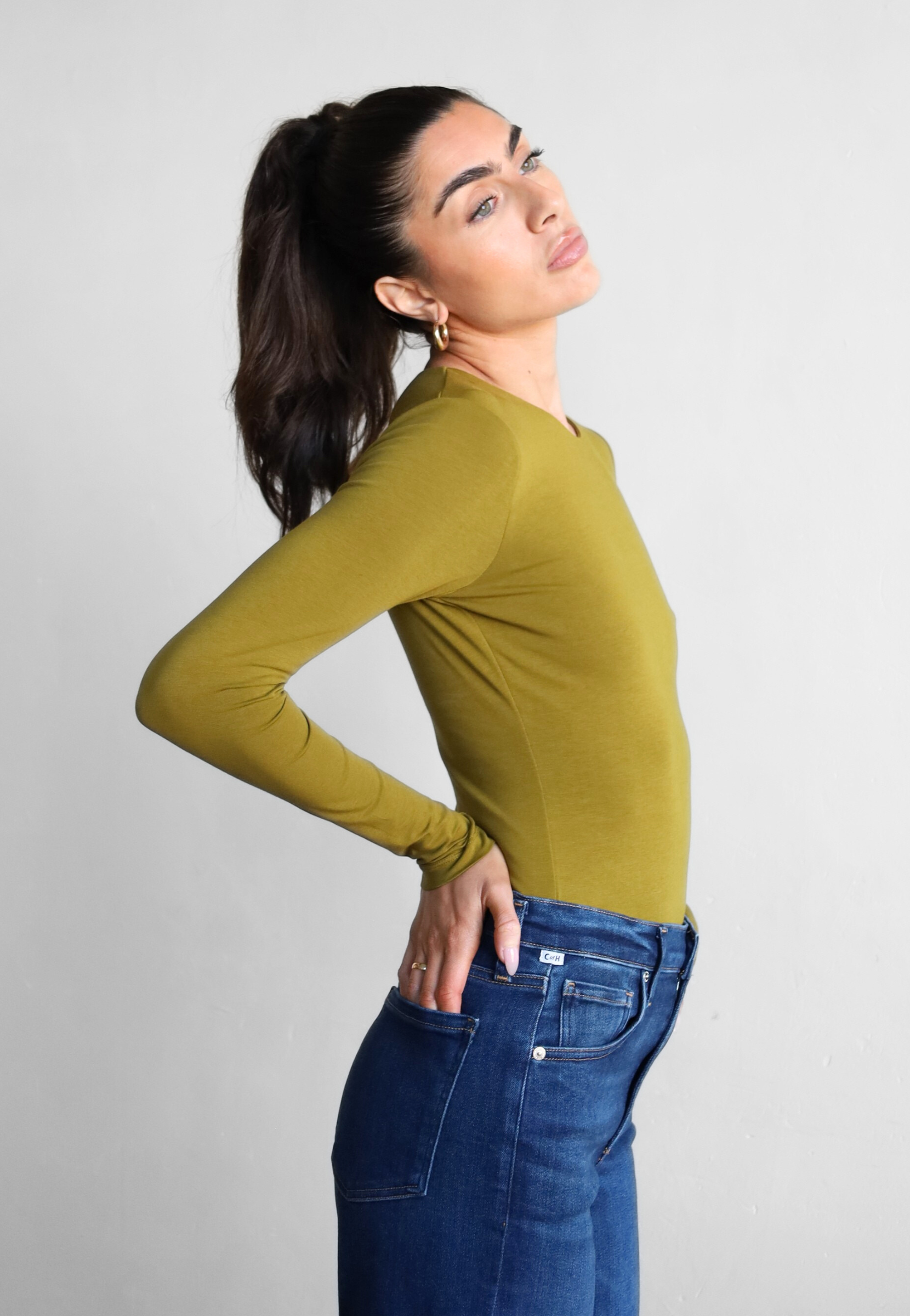 Long sleeve crew-neck in moss colour made from Organic Cotton