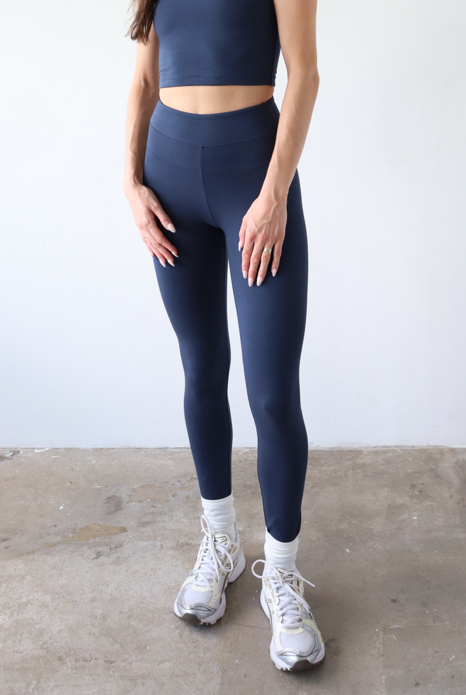 Organic cotton navy blue leggings on model, front