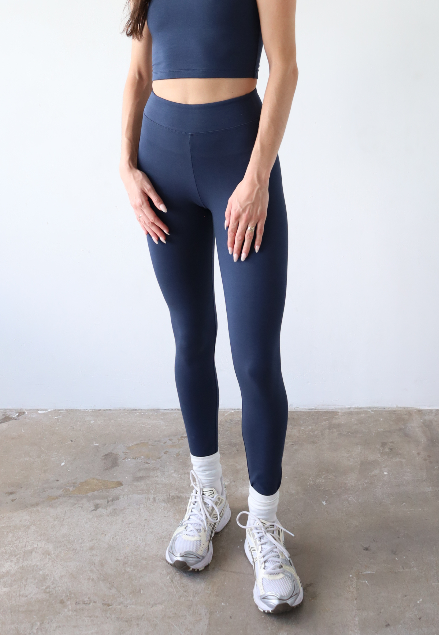 Organic cotton navy blue leggings on model, front
