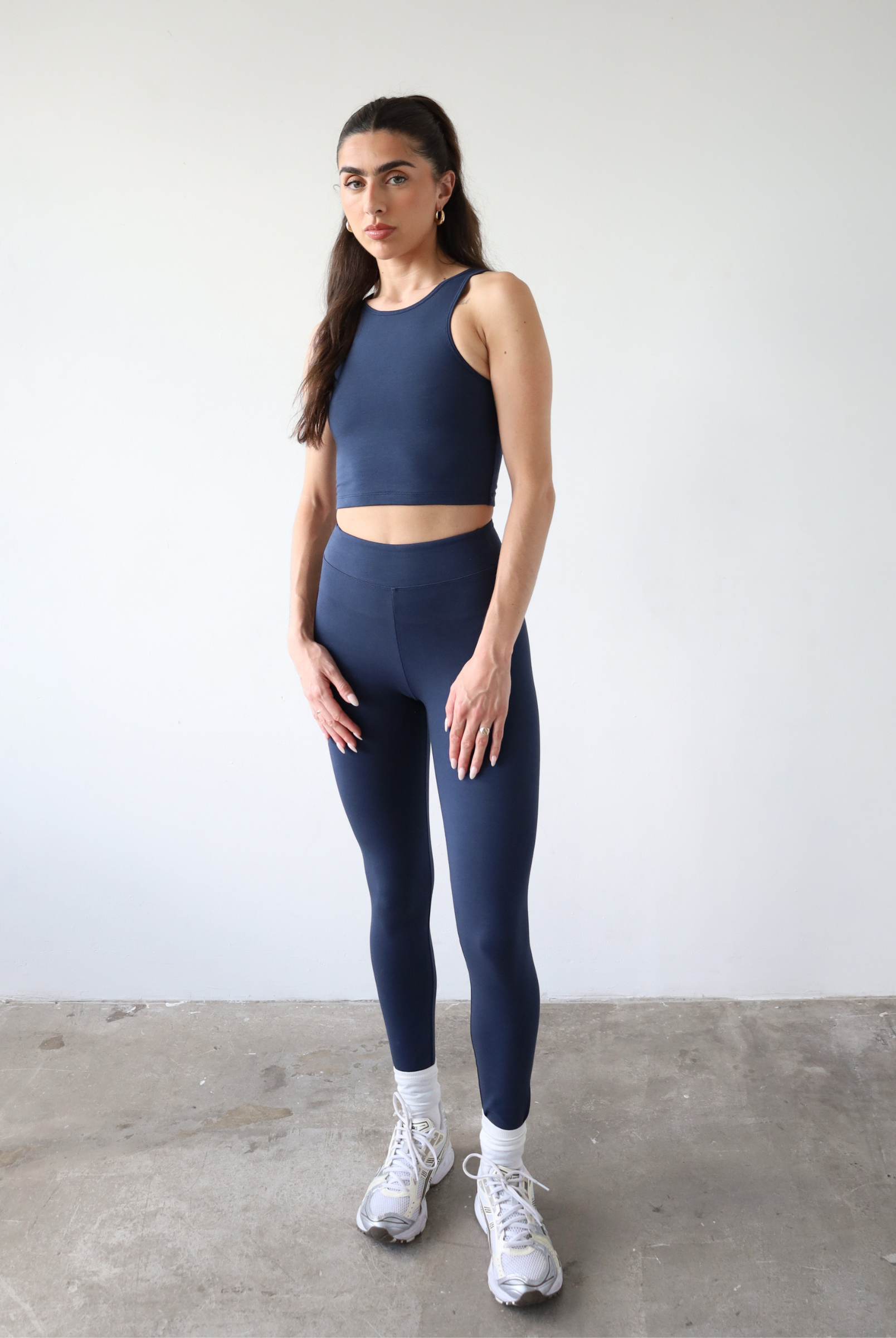 Organic cotton navy blue leggings on model, front