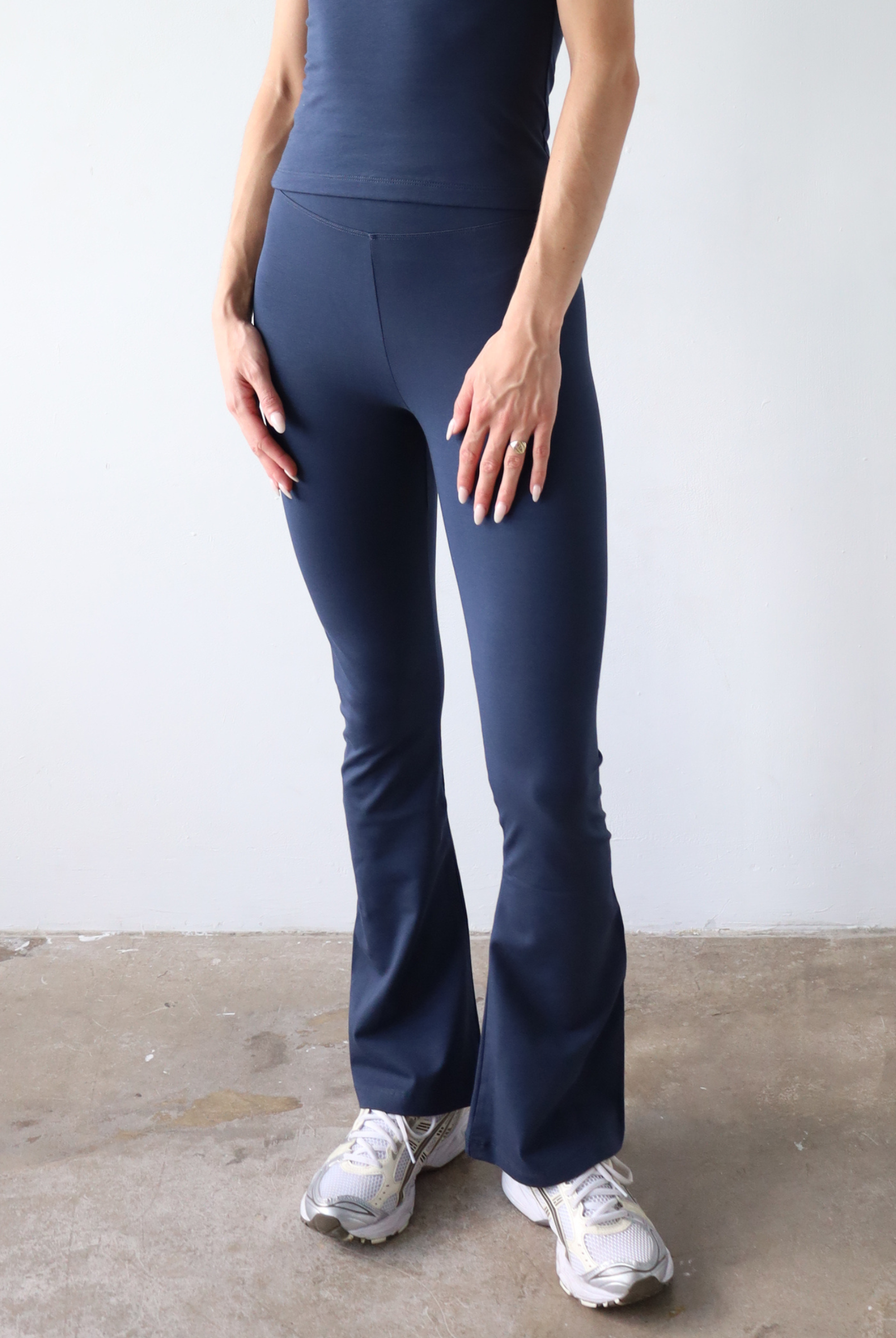 Organic cotton navy blue flared leggings on model, front