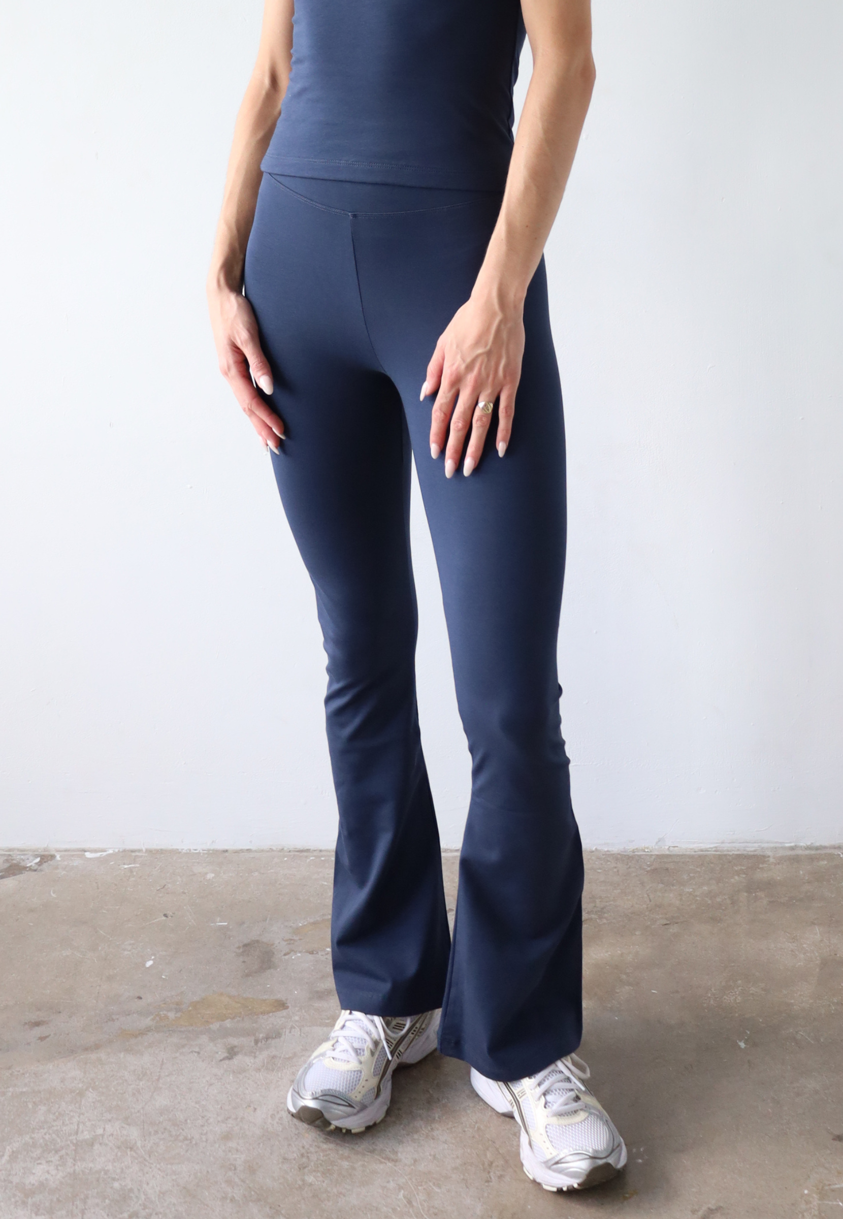 Organic cotton navy blue flared leggings on model, front
