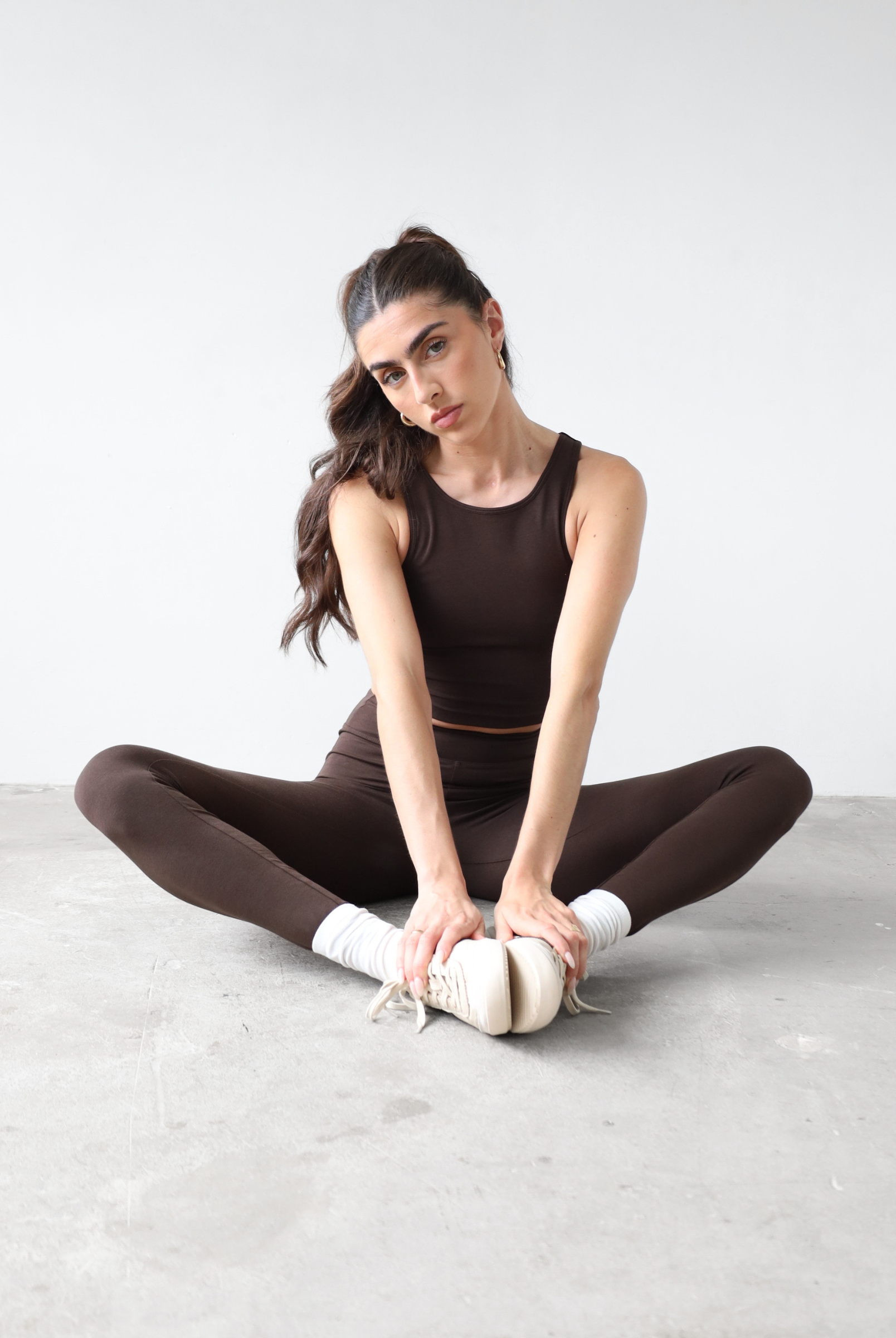 organic cotton dark brown leggings on model, front