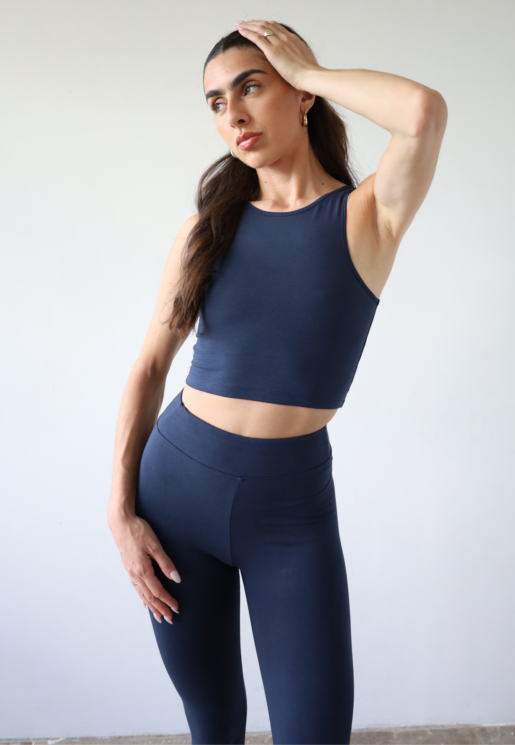 Organic cotton navy blue leggings on model, front