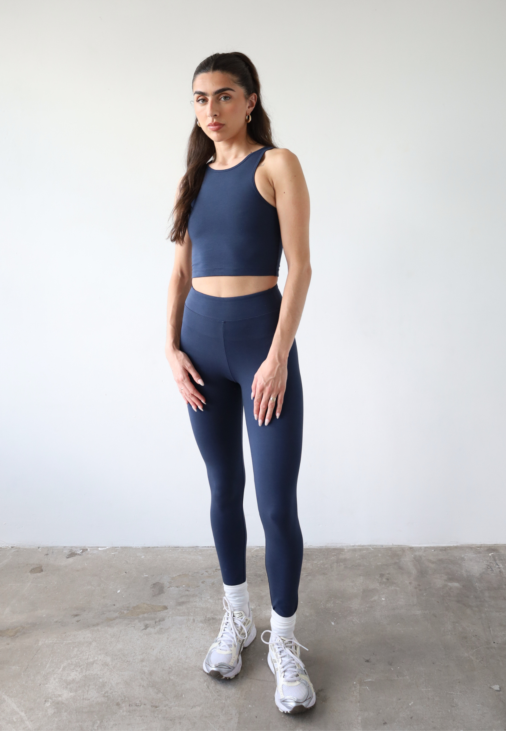 Organic cotton navy blue leggings on model, front