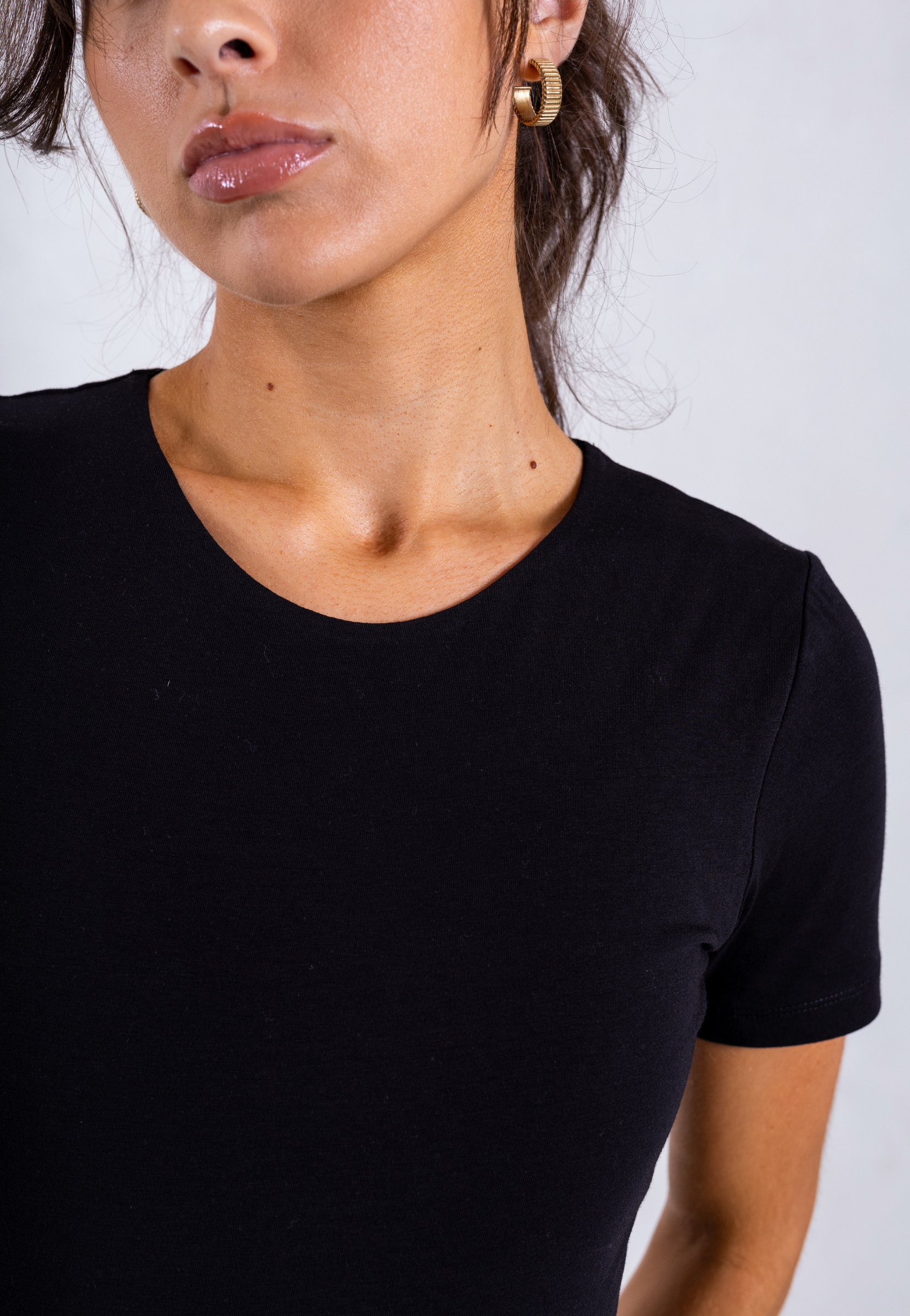 organic cotton crew neck black t-shirt, neckline 